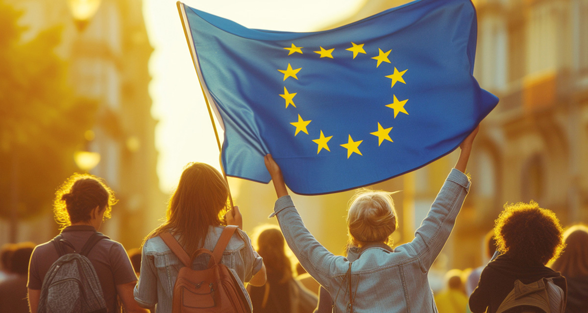 Menschen mit Europaflagge. Foto: Adobe Stock | stockmotion (KI generiert)
