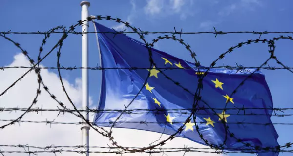 EU Flag and fence with barbed Wire. Foto: © Savvapanf Photo, Adobe Stock, 205271093 EU Flag and fence with barbed Wire. Foto: © Savvapanf Photo, Adobe Stock, 205271093