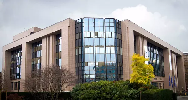 Seit 1995 ist das Justus-Lipsius-Gebäude in Brüssel der Hauptsitz des Rates der EU und des Generalsekretariats des Rates. Seit 2002 finden hier auch die Tagungen des Europäischen Rates statt. Rechts von dem Gebäude befindet sich das Europa-Gebäude, d Seit 1995 ist das Justus-Lipsius-Gebäude in Brüssel der Hauptsitz des Rates der EU und des Generalsekretariats des Rates. Seit 2002 finden hier auch die Tagungen des Europäischen Rates statt. Rechts von dem Gebäude befindet sich das Europa-Gebäude, das seit 2017 der neue Hauptsitz des Europäischen Rates und des Rates der EU ist. Foto: © The Council of the European Union